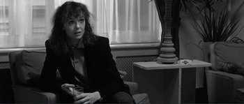 Movie still from “Manhattan” (1979), directed by Woody Allen – A black and white photo of a woman sitting on a couch; Close Up shot, Over the shoulder angle