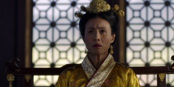 Movie still from “Marco Polo” (2014), created by John Fusco – An older asian woman wearing a gold headpiece; Close Up shot, Over the shoulder angle