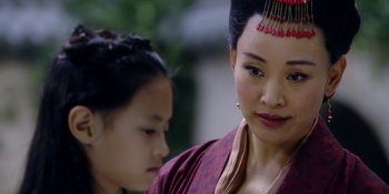 Movie still from “Marco Polo” (2014), created by John Fusco – A young girl and an older woman in traditional chinese clothing; Close Up shot, Over the shoulder angle