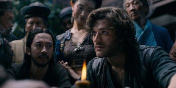 Movie still from “Marco Polo” (2014), created by John Fusco – A group of people gathered around a candle; Close Up shot, Over the shoulder angle