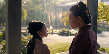 Movie still from “Marco Polo” (2014), created by John Fusco – A woman standing next to a little girl; Medium shot, Over the shoulder angle