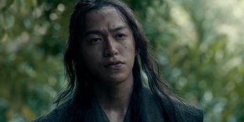 Movie still from “Marco Polo” (2014), created by John Fusco – A man with long black hair is looking at the camera; Close Up shot, Low angle