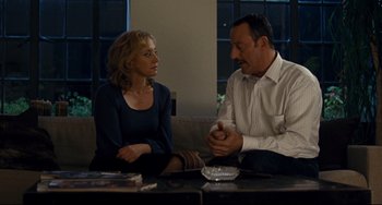 Movie still from “Margaret” (2011), directed by Kenneth Lonergan – A man and a woman sitting on a couch talking to each other; Medium shot, Over the shoulder angle
