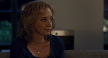 Movie still from “Margaret” (2011), directed by Kenneth Lonergan – A person sitting on a couch; Close Up shot, Over the shoulder angle