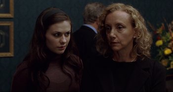Movie still from “Margaret” (2011), directed by Kenneth Lonergan – Two women standing next to each other in front of a wall; Close Up shot, Over the shoulder angle