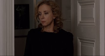 Movie still from “Margaret” (2011), directed by Kenneth Lonergan – A woman in a black shirt is standing in a room; Close Up shot, Over the shoulder angle
