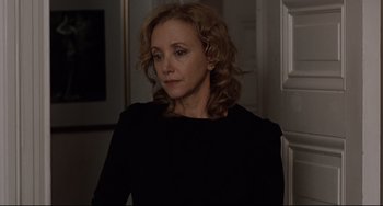 Movie still from “Margaret” (2011), directed by Kenneth Lonergan – A woman in a black shirt is standing in front of a door; Medium shot, Over the shoulder angle