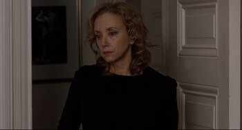 Movie still from “Margaret” (2011), directed by Kenneth Lonergan – A woman in a black shirt is standing in front of a door; Close Up shot, Over the shoulder angle