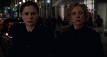 Movie still from “Margaret” (2011), directed by Kenneth Lonergan – Two women standing next to each other on a street at night; Close Up shot, Over the shoulder angle