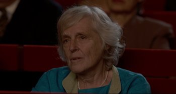 Movie still from “Margaret” (2011), directed by Kenneth Lonergan – An older woman sitting in front of an audience; Close Up shot, Over the shoulder angle