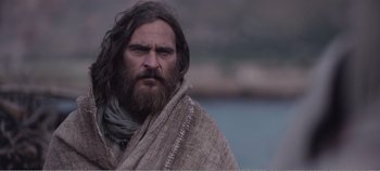 Movie still from “Mary Magdalene” (2018), directed by Garth Davis – A man with long hair and a beard is wearing a blanket; Close Up shot, Low angle
