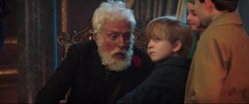 Movie still from “Mary Poppins Returns” (2018), directed by Rob Marshall – An old man and a young boy are looking at each other; Close Up shot, Over the shoulder angle