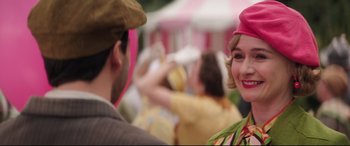 Movie still from “Mary Poppins Returns” (2018), directed by Rob Marshall – A man and a woman are smiling for the camera; Close Up shot, Over the shoulder angle