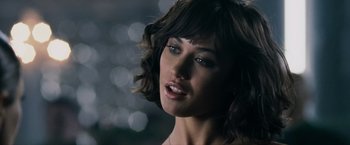Movie still from “Max Payne” (2008), directed by John Moore – A woman's face with a blurry background; Close Up shot, Over the shoulder angle