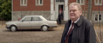 Movie still from “Men & Chicken” (2015), directed by Anders Thomas Jensen – An older man standing in front of an old car; Close Up shot, Over the shoulder angle