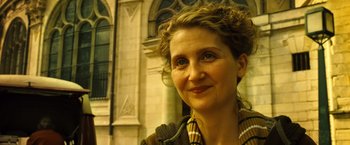 Movie still from “Micmacs” (2009), directed by Jean-Pierre Jeunet – A person with curly hair; Close Up shot, Low angle