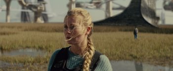Movie still from “Midnight Special” (2016), directed by Jeff Nichols – A woman standing in front of a field with her hair in a plait; Close Up shot, Over the shoulder angle
