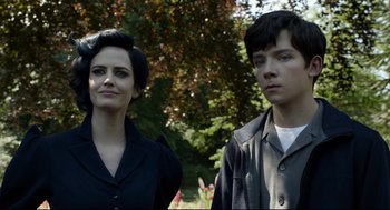 Movie still from “Miss Peregrine's Home for Peculiar Children” (2016), directed by Tim Burton – A woman standing next to a man in a park; Close Up shot, Over the shoulder angle