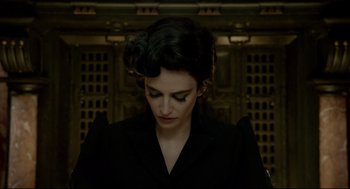 Movie still from “Miss Peregrine's Home for Peculiar Children” (2016), directed by Tim Burton – A woman in a black dress is looking down; Close Up shot, Low angle