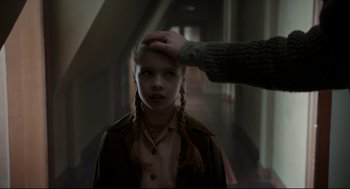 Movie still from “Miss Peregrine's Home for Peculiar Children” (2016), directed by Tim Burton – A person touching a young girl's hair; Close Up shot, Over the shoulder angle