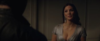 Movie still from “Molly's Game” (2017), directed by Aaron Sorkin – A woman in a silver dress is posing for a picture; Close Up shot, Over the shoulder angle