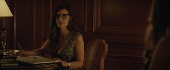 Movie still from “Molly's Game” (2017), directed by Aaron Sorkin – A woman sitting in a chair with a book in her hand; Medium shot, Over the shoulder angle