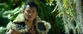 Movie still from “Monster Hunter” (2020), directed by Paul W.S. Anderson – A man in a fur coat standing in front of a tree; Close Up shot, Over the shoulder angle