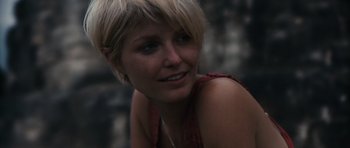 Movie still from “Monsters” (2010), directed by Gareth Edwards – A person with short blonde hair; Close Up shot, Over the shoulder angle