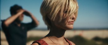 Movie still from “Monsters” (2010), directed by Gareth Edwards – A person with short blonde hair; Close Up shot, Over the shoulder angle