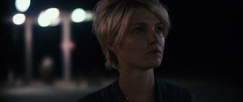 Movie still from “Monsters” (2010), directed by Gareth Edwards – A person with short blonde hair; Close Up shot, Over the shoulder angle