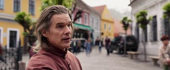 Movie still from “Moon Knight” (2022), directed by Mohamed Diab – A person with long blonde hair; Close Up shot, Over the shoulder angle