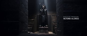 Movie still from “Moon Knight” (2022), directed by Mohamed Diab – A statue of an egyptian god stands in the middle of the stairs; Extreme Wide shot, High angle