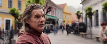 Movie still from “Moon Knight” (2022), directed by Mohamed Diab – A person standing in front of a building; Close Up shot, Over the shoulder angle