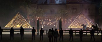 Movie still from “Moon Knight” (2022), directed by Mohamed Diab – A group of people standing in front of a building; Extreme Wide shot, Low angle