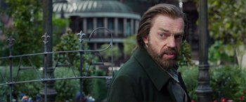 Movie still from “Mortal Engines” (2018), directed by Christian Rivers – A person with long hair and a beard; Close Up shot, Over the shoulder angle