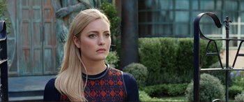 Movie still from “Mortal Engines” (2018), directed by Christian Rivers – A woman with long blonde hair wearing a blue and red sweater; Close Up shot, Over the shoulder angle