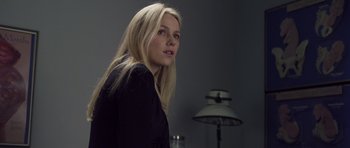 Movie still from “Mother and Child” (2009), directed by Rodrigo García – A woman with long blonde hair sitting in front of a lamp; Close Up shot, Over the shoulder angle