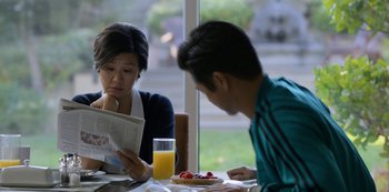 Movie still from “13 Reasons Why” (2017), created by Brian Yorkey – Medium shot, Over the shoulder angle