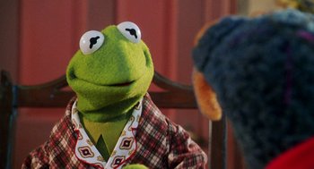Movie still from “Muppets from Space” (1999), directed by Tim Hill – A person dressed as kermit the frog; Close Up shot, Over the shoulder angle