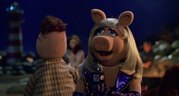 Movie still from “Muppets from Space” (1999), directed by Tim Hill – A woman dressed as miss piggy is standing next to a man; Close Up shot, Over the shoulder angle