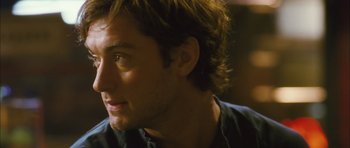 Movie still from “My Blueberry Nights” (2007), directed by Kar-Wai Wong – A man's face with a beard; Close Up shot, Over the shoulder angle