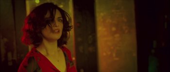 Movie still from “My Blueberry Nights” (2007), directed by Kar-Wai Wong – A woman in a red shirt is standing in front of a window; Close Up shot, High angle