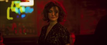 Movie still from “My Blueberry Nights” (2007), directed by Kar-Wai Wong – A woman in a black dress is looking at the camera; Close Up shot, Over the shoulder angle