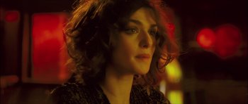 Movie still from “My Blueberry Nights” (2007), directed by Kar-Wai Wong – A person with curly hair; Close Up shot, High angle