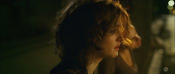 Movie still from “My Blueberry Nights” (2007), directed by Kar-Wai Wong – A person with curly hair; Close Up shot, Over the shoulder angle