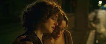 Movie still from “My Blueberry Nights” (2007), directed by Kar-Wai Wong – Two women sitting next to each other with their eyes closed; Close Up shot, Over the shoulder angle