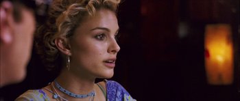 Movie still from “My Blueberry Nights” (2007), directed by Kar-Wai Wong – A person wearing a necklace; Close Up shot, Over the shoulder angle