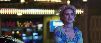 Movie still from “My Blueberry Nights” (2007), directed by Kar-Wai Wong – A woman with blonde curly hair wearing a blue dress; Close Up shot, Over the shoulder angle