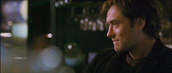 Movie still from “My Blueberry Nights” (2007), directed by Kar-Wai Wong – A person sitting in a room; Close Up shot, Over the shoulder angle