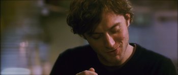 Movie still from “My Blueberry Nights” (2007), directed by Kar-Wai Wong – A person holding something in his hand; Close Up shot, Over the shoulder angle